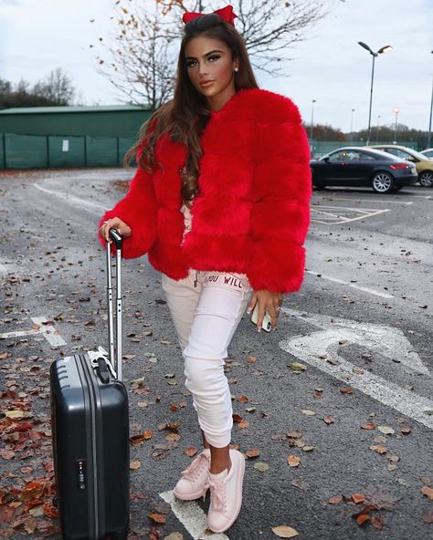 Rendall Coleby, Winter Airport Outfit, Winter Airport, Airport Outfit Winter, Essex Girls, Yeezy Outfit, London Look, Hair Color For Black Hair, Girly Fashion