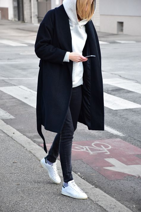 How to wear hoodie with coat. - The Katiquette Chic Hoody Outfit, Hoodie With Long Coat, Long Coat And Hoodie Outfit, Coat And Sweatshirt Outfit, Long Coat With Hoodie Outfit, White Sneakers Winter Outfit, Hoodie And Coat Outfit, Black Sweatshirt Outfit Women, How To Wear A Hoodie