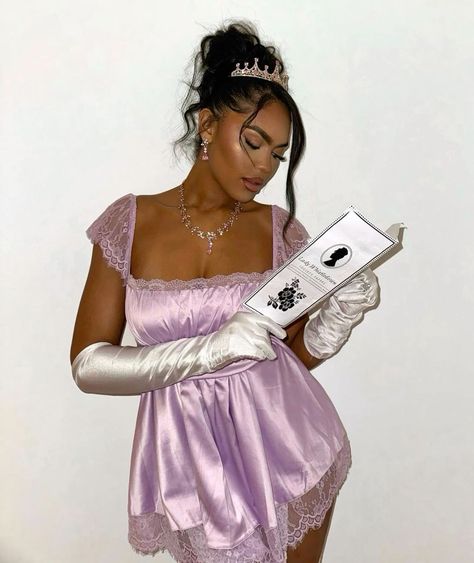 Bridgerton Dresses Costume, Halloween Costumes Bridgerton, Brigerton Outfit Inspired Halloween, Queen Charlotte Bridgerton Costume, Bridgeton Halloween Costume, Bridgerton Couple Costume, Queen Charlotte Bridgerton Costumes, Bridgerton Halloween Costume Ideas, Fancy Costume Ideas