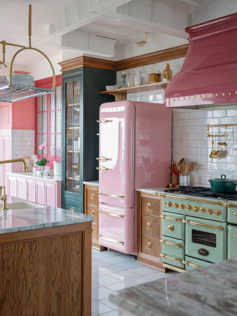 Kitschy Kitchen With Vibrant Colors and Intricate Design Pink Fridge, Farmhouse Kitchen Inspiration, Crazy Houses, Pastel Kitchen, Feminine Home Offices, Preppy Kitchen, Barbie Dreamhouse, Kitschy Kitchen, Small Apartment Living