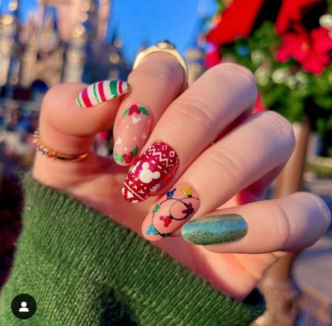 Disney World Nails Christmas, Disney Christmas Gel Nails, Disney Nails Birthday, Short Disney Christmas Nails, Christmas Disney Nails Acrylic, Christmas Disney Nail Designs, Disney Inspired Nails Gel, Disney Christmas Nail Art, Winter Disney Nails