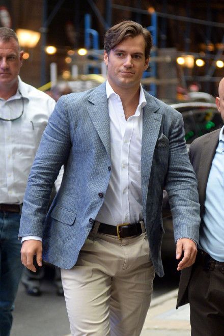 Good Morning Superman: Henry Cavill's Bulge Steals the Show - Cocktailsandcocktalk Henry Superman, Henry Cavill Shirtless, Superman Henry Cavill, Mission Impossible Fallout, Men In Suits, Le Male, Bear Men, Mission Impossible, Clark Kent