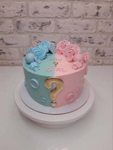 Cake Ideas Gender Reveal, Half Pink Half Blue Cake, Cake Ideas For Gender Reveal Party, Gender Reveal Cake Decoration, Gender Reveal Simple Cake, Cakes For Gender Reveal Party, Baby Gender Cake Ideas, Cake Reveal Gender Ideas, Cute Gender Reveal Cakes