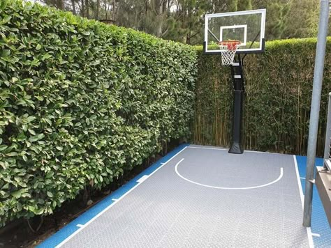 Small Sport Court, Basketball Court Ideas Backyard, Backyard Basketball Courts, Small Home Basketball Court, Mini Basketball Court Backyard, Small Basketball Court Backyard, Small Backyard Basketball Court Ideas, Outdoor Basketball Court Ideas, Home Basketball Court Outdoor