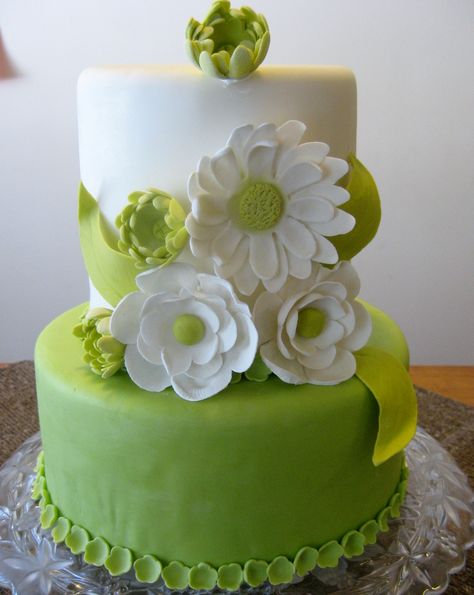 Lime green cake, with gumpaste flowers. Lime Green Cake, Cake With Gumpaste Flowers, Green Birthday Cake, Extravagant Cakes, Green Birthday Cakes, Cake Pretty, Chandelier Cake, Flower Cake Decorations, Green Wedding Cake