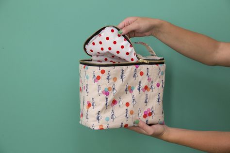 School is almost in session - so get ready with this DIY lunch box. Learn how to make it in just a few easy steps! Box With Balloons, Denim Lunch Bag, Lunch Box Pattern, Diy Lunchbox, Sewing Totes, Designer Lunch Bags, Fabric Lunch Bag, Lunch Bags Pattern, Bento Lunch Bag