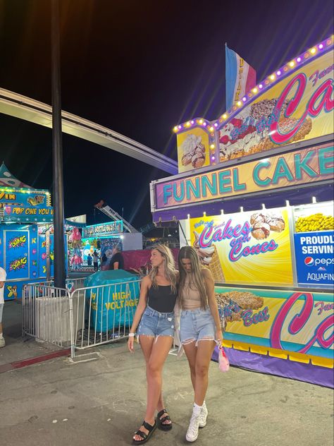 Summer Fair Aesthetic Outfit, Carnival Photoshoot Friends, Fair Poses With Friends, Carnival Pictures Friends, Carnival Instagram Pictures, Outfit For The Fair, Cute Fair Pics, Town Fair Outfit, Oc Fair Outfit