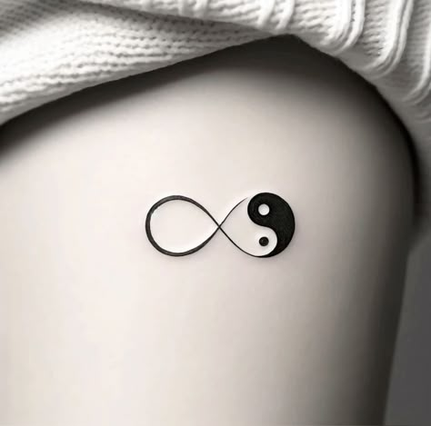 Tattoo Designs Yin Yang, Tattoo Ideas Female Ying Yang, Ying Yang Infinity Tattoo, Yin Yang Infinity Tattoo, Infinity Yin Yang Tattoo, Yingyang Tattoo Yin Yang, Yin Yang Art Tattoo, Yin Yang Hand Tattoo, In Yang Tattoo