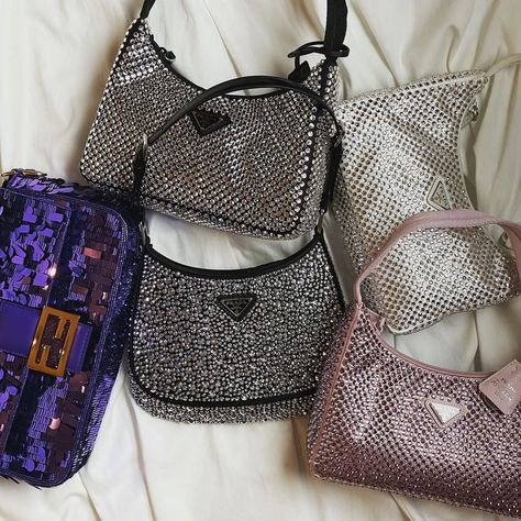 Street_style_voyage on Instagram: “Sparkles Bag Trend ✨🌟💫 It's time to shine like diamonds💎 Which brand is your favourite? @prada @fendi @benedettabruzziches @eera…” Prada Hobo Bag, Prada Hobo, Pastel Outfit, Fashionista Style, Hobo Bags, Bag Trends, Prada Handbags, To Shine, Online Bags