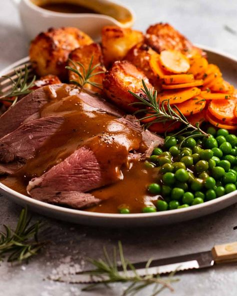 Lamb Gravy Recipe, Roast Lamb Dinner, British Roast Dinner, Lamb Roast Dinner, Lamb Gravy, Sunday Roast Dinner, Roast Dinners, Fried Meat, Lamb Dinner