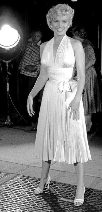 Marilyn Monroe Most Iconic Outfits, Marilyn Monroe Iconic Looks, Marilyn White Dress, Marilyn Monroe 1950s Fashion, Marilyn Monroe Full Body Pictures, Marylin Monroe 1950s Fashion, Marilyn Monroe Aesthetic Outfits, Marylin Monroe Iconic Photos, Marilyn Monroe Dresses Outfits