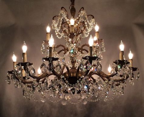 Royal Chandelier, Chandelier Makeover, Antique Brass Chandelier, Exterior Inspiration, Diy Lampe, Antique Chandelier, Crystal Prisms, Beautiful Chandelier, Antique Lighting