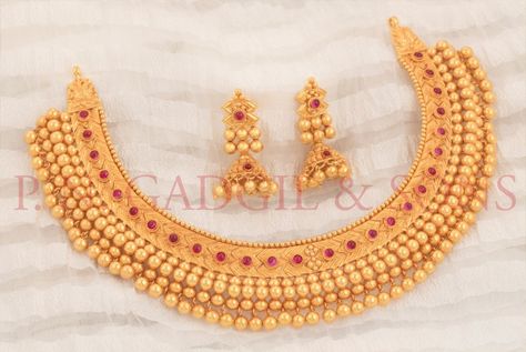 PN Gadgil & Sons are one of the best jewellers in pune, known for their excellence work in gold, silver and diamond jewellery. Vajratik Necklace, Png Jwellary, Pn Gadgil Gold Jewellery, Maharashtrian Gold Jewellery, Temple Jewellery Earrings, Gold Jewelry Outfits, Gold Bridal Necklace, Gold Mangalsutra Designs, Gold Jewelry Simple Necklace