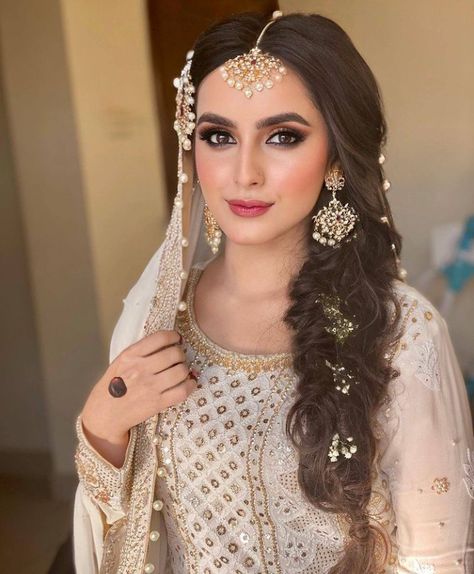 Pakistani Bride Hairstyle, Small Face Hairstyles, Hairstyle For Lehenga, Bridal Makeup Red Lips, Pakistani Bridal Hairstyles, Mehndi Hairstyles, Muslim Bridal, Bridal Braids, Asian Bridal Dresses