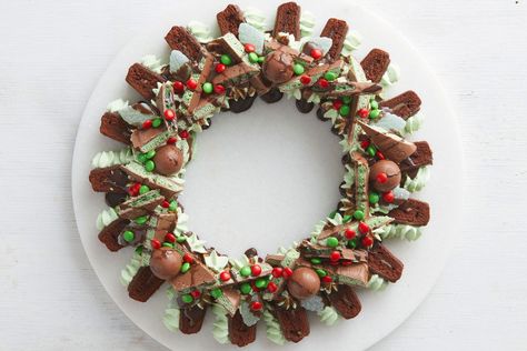 Here's a no-cook, no-bake dessert that is perfectly festive and easy to put together. Using items from the confectionery isle of your local supermarket, we've created this beautiful wreath woven together by a minty cream. Use our image as a guide and layer all the elements together for an easy Christmas dessert showpiece. Dessert Wreath, Mint Dessert, Magazine Recipe, Mint Slice, Mint Desserts, Peppermint Crisp, Xmas Recipes, Treats Christmas, Chocolate Slice