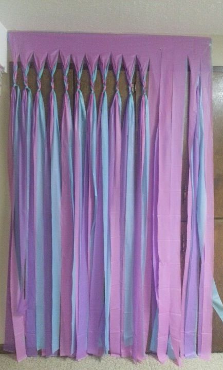 For Christmas party! Party DIY: take three colored plastic tablecloths, cut in strips leaving the top intact, braid top and let streamers hang down.  ooooo! Diy Party Background, Lila Party, Idee Babyshower, Diy Event, Party Background, Party Backdrop, Table Cloths, Mermaid Birthday Party, Frozen Party