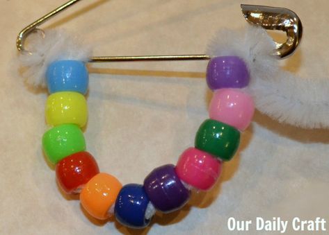 Your Daisies will Love this Easy Rainbow Beaded Pin - Our Daily Craft Daisy Swaps, Scout Swaps Ideas, Girl Scout Swaps Ideas, Girl Scout Daisy Petals, Daisy Activities, Girl Scout Daisy Activities, Swaps Ideas, Girl Scout Swaps, Daisy Ideas