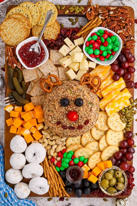 Rudolph Cheese Ball, Reindeer Cheese Ball, Cute Christmas Reindeer, Gingerbread Cheesecake, Holiday Cheese, Throwing A Party, Christmas Cheese, Easy Ham, Christmas Foods