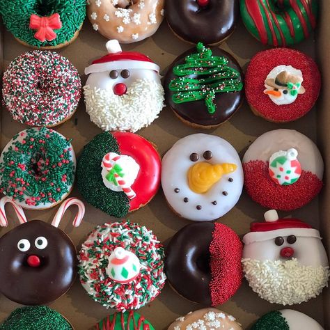 Donat Glaze, Holiday Donuts, Creative Christmas Cookies, Donut Decorating Ideas, Fancy Donuts, Yummy Christmas Treats, Christmas Donuts, Donut Decorations, Cookie Decorating Party