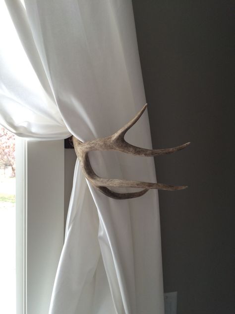 Custom Made Antler Curtain Tie Backs #idahome message me if you want to buy a set Koti Diy, Antler Crafts, Studio Living, Renovation Design, Curtain Ties, Curtain Tie Backs, Rustic Bedroom, My New Room, Cabin Decor