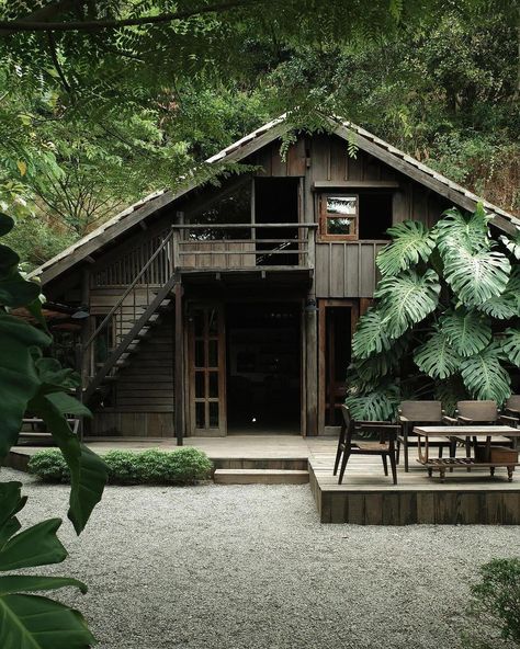 Coffee House Design, Hut House, Eco Architecture, Tropical Architecture, Green Architecture, Natural Building, Tropical House, Cafe Interior Design, Tiny House Cabin