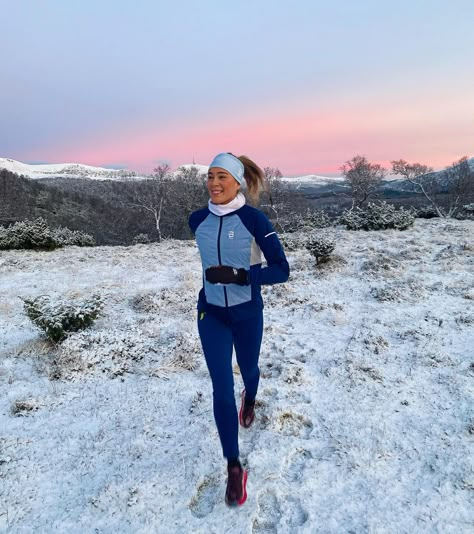 MARTHE KARLSEN on Instagram: “Godt å vær heime igjen 🎄🏔💕” Warm Running Outfits, Cold Running Outfit For Women, Winter Running Outfit Aesthetic, Running Winter Outfit, Winter Running Aesthetic, Winter Running Outfits, Running Outfit Winter, Funny Marathon Signs, Cute Running Outfits