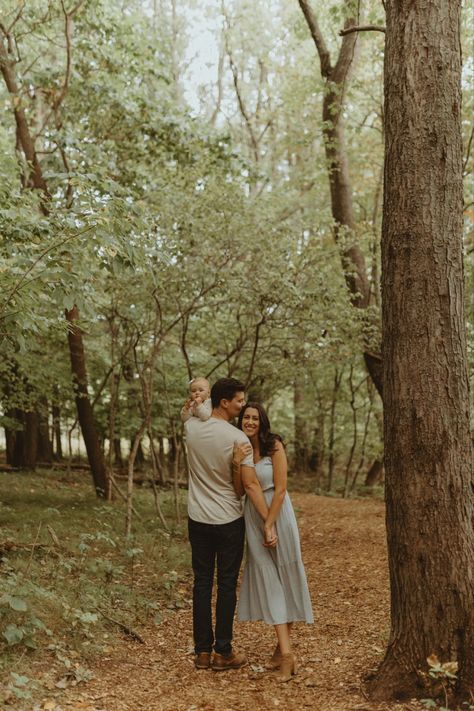 Outdoor Fall Photoshoot Family Pictures, Family Photo Shoot Outdoor, Outdoors Family Photoshoot, Earthy Tones Family Photos, Baby Fall Family Pictures, Family Photos With Baby Summer, Spring Family Photos With Baby, Family Photo Woods, Family Outdoor Photoshoot Ideas