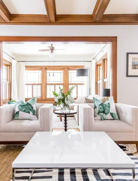 light wood trim with white walls--I never thought I liked stained wood trim, but this is GORGEOUS! Shiplap With Dark Wood Trim, Honey Oak Trim, Painting Wood Trim, Interior Design Country, Natural Wood Trim, Oak Wood Trim, Dark Wood Trim, House Renos, Oak Trim