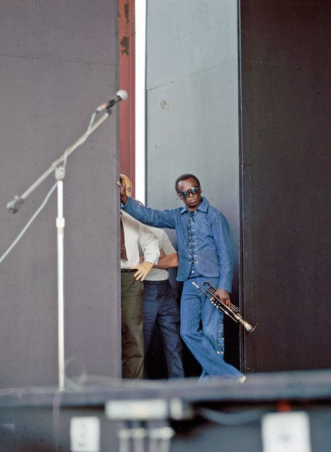 Miles Davis at the Newport Jazz Festival, 1969. Photo by David Redfern. Miles Davis Style, Newport Jazz Festival, Charles Mingus, Festival Fits, Black Ivy, Jazz Artists, Jazz Club, Ray Charles, Jazz Age