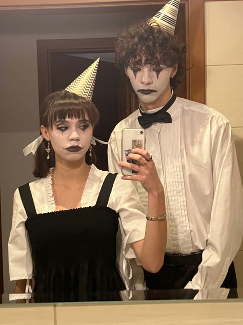 Couples Clown Halloween Costumes, Vintage Halloween Costumes Couples, Matching Costume Halloween, Vintage Halloween Couples Costumes, Matching Clown Costume, Clown Couples Costumes, Vintage Couples Costumes, Creepy Halloween Couple Costumes, Mime Couple Costume