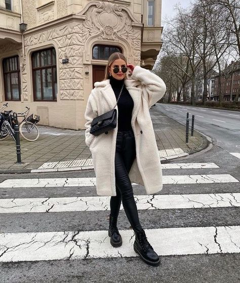 40+ Casual Winter Outfits Women 2024 You’ll Love this Winter 12 City Winter Outfit, Europe Winter Fashion, Europe Winter Outfits, Eurotrip Outfits, New York Winter Outfit, City Break Outfit, Nyc Winter Outfits, Outfits Nyc, Outfits New York