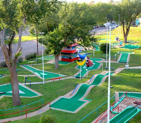 Mini Putt Course, Mini Golf Backyard Ideas, Putt Putt Golf Diy Ideas, Diy Mini Golf Course Ideas, Diy Putt Putt Golf Course, Backyard Putt Putt, Backyard Mini Golf Course, Mini Golf Course Design, Mini Golf Course Ideas