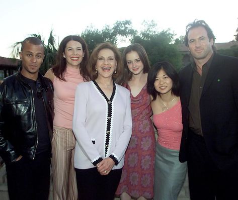 2001 🫶💓 Gilmore Girls Bts, Gilmore Girls Cast, Emily Gilmore, Rory And Logan, Lorelei Gilmore, Rory And Jess, American Tv Show, Team Logan, Mother Daughter Relationships