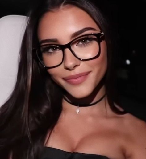 Kylie Jenner Red Hair, Madison Beer Tumblr, Brunette Glasses, Glasses For Oval Faces, Cute Glasses Frames, Glasses Outfit, Beer Icon, Glasses Inspiration, Madison Beer Outfits