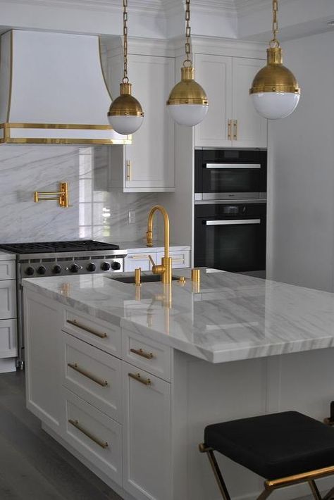 White Kitchen with Gold Accents, Contemporary, Kitchen range hood brass hicks pendants pot filler faucet marble slab backsplash Contemporary Style Kitchen, Cottage Shabby Chic, Kitchen Range Hood, Kitchen Hoods, Classic Kitchen, Gold Kitchen, Grey Kitchens, Kitchen Marble, Range Hoods