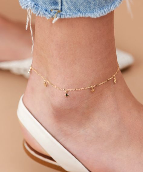 Gold Anklets Indian, Simple Jewellery Design, Minimalist Accessories Jewellery, Black Anklet, Simple Jewellery Designs, Ankle Bracelets Gold, Leg Jewelry, Silver Anklets Designs, Cute Anklets