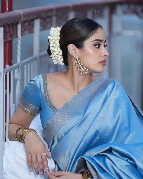 भारतीय दुल्हन संबंधी, Indian Dress Up, Simple Saree Designs, Fashionable Saree Blouse Designs, Janhvi Kapoor, Fancy Sarees Party Wear, South Indian Sarees, Bollywood Outfits, Desi Fashion Casual