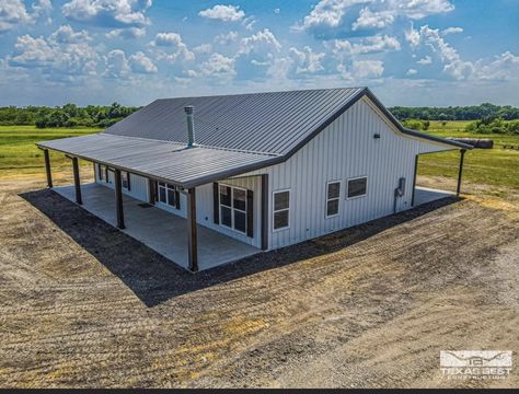 White Metal Barndominium, Barndominium Single Story, Simple Barndominium Ideas Farmhouse, Red Iron Building Homes, Gray Metal House, Metal Building Exterior, Pole Barn Homes Plans, Shop House Exterior, Pole Shed House