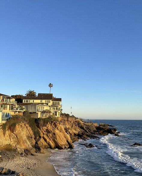 American House Aesthetic, West Coast House, Monterey Beach, Houses By The Beach, Oc California, Beach House Aesthetic, Los Angeles Aesthetic, California Beach House, Malibu Beach House