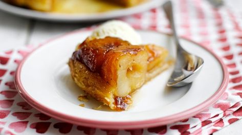 Apple Tarte Tatin Recipe Pink Lady Apples Recipes, Pear Crostata, Tarte Tartin, Tarte Tatin Recipe, Apple Tarte, Apple Crumble Recipe, Apple Puff Pastry, Caramelised Apples, Pink Lady Apples