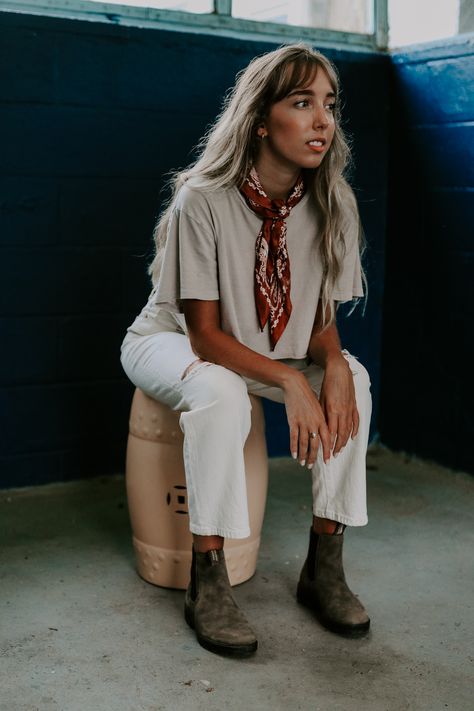 Mountain Vacation Outfits Spring, White Cords Outfit, Easy Monochromatic Outfit, Boho Snow Outfit, Field Reporter Outfit, Lima Peru Outfits Summer, Outfits For Portraits, Grown Up Boho Style, Western Stylish Outfits