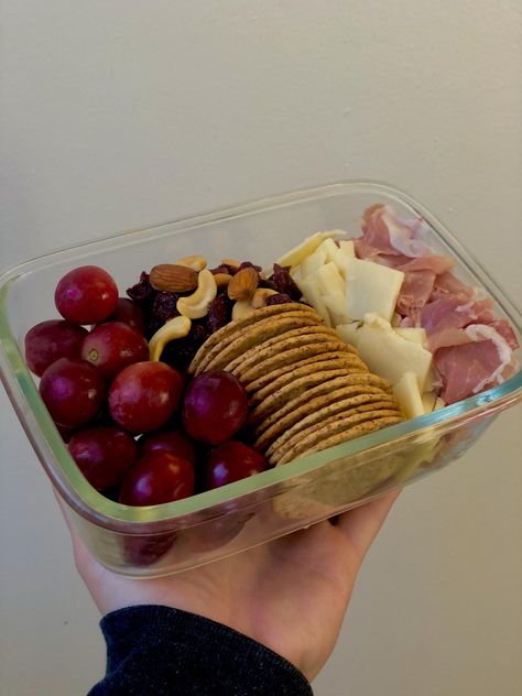 Snack Ideas College Students, Cute Easy Lunch Ideas, Lunch Inspo School, Crackers Lunch Ideas, Aesthetic Healthy Lunch Ideas For School, School Lunch Inspo Healthy, Work Lunch Aesthetic, Homemade Lunchables For Adults, Aesthetic School Lunch Ideas