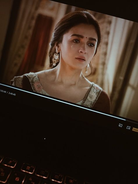 Alia Bhatt As Roop Kalank, Alia Bhatt In Kalank, Kalank Movie Aesthetic, Roop Kalank, Alia Bhatt Kalank, Kalank Aesthetic, Kalank Movie, Movie Night Photography, Ishq Hai