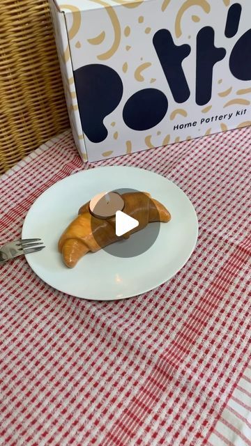 Pott'd on Instagram: "Bonjour! You asked for it… we delivered the (baked) goods: how to make the cutest little croissant tea light holder🥐👀🤌  Which pastry should we create next in this foodie tea light holder series? Let us know in the comments!👇  #airdryclay #potteryathome #pottery#diycrafts #craftideas #giftideas #diygifts #clayinspo #giftsforher #clayfood" Tea Light Holder Diy, Clay Croissant, Airdryclay Ideas, Clay Candle Holders Diy, Clay Candle Holders, Diy Dish, Clay Candle, Clay Paint, Diy Holder