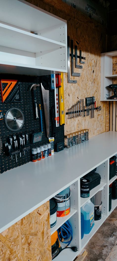 Workbench garage osb #wood #worbench #woodworking #osb #good #garage #saw Osb Workbench, Garage Osb, Workbench Garage, Workshop Furniture, Garage Hacks, Osb Wood, Black Ceiling, Garage Walls, Diy Garage