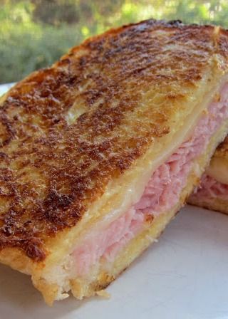 Monte Cristo Sandwich - ham and cheese sandwich dipped in a egg bath and grilled Monte Christo, Meatless Dinners, Sliders Recipes, Grill Cheese, Hot Sandwiches, Grill Sandwich, Monte Cristo Sandwich, Panini Sandwich, Table Manners