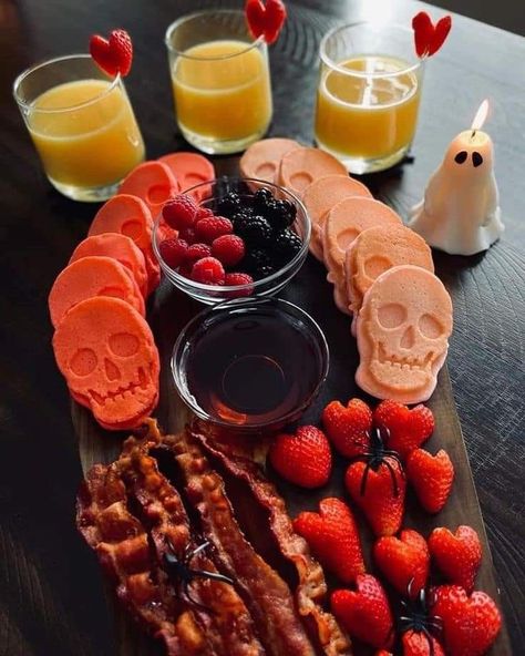 Gothic Homes, Halloween Tea Party, Halloween Breakfast, Casa Halloween, Spooky Food, Fun Halloween Food, Halloween Food Treats, Halloween Snacks, Homes And Gardens