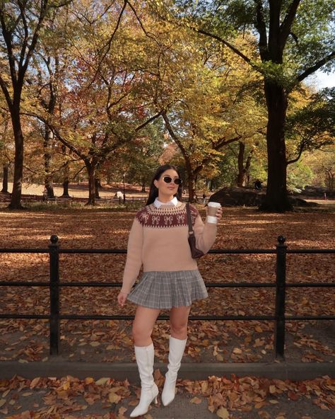 Can it just stay like this forever? 🍂🍁🍂 cozy sweater: @simpleretro #fallstyle #pinterestgirl #pinterestinspired #centralpark #nycstyleblogger #nycstreetstyle #falloutfits #cozygirl #sweaterweather #nycgirl #nycstyle #stylediary #styledaily #outfitinspiration fall outfits, fall outfit inspo, fall fashion, fall ootd, ootd, street style, Pinterest inspired, nyc, central park Brown Sweater Outfit, Minimal Chic Outfit, Nyc Central Park, Simple Street Style, Fall Ootd, Nyc Street Style, Nyc Girl, Sweater Outfit, Outfits Fall