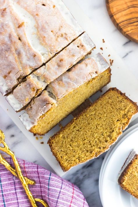 With warm chai spices and a cinnamon glaze, this vanilla chai pound cake is a perfect holiday treat! This pound cake recipe is moist, perfectly sweetened, and simple to prepare. Cardamom Recipes, Breakfast Dessert Ideas, Chai Cake, Food And Mood, Chai Recipes, Tea Loaf, Cinnamon Glaze, Chai Spices, Chai Recipe