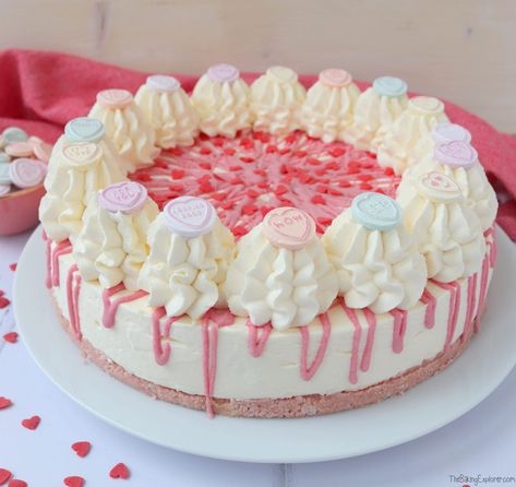 Love Heart Valentine's Day Cheesecake Valentines Day Cheesecake Recipes, Valentine Cheesecake Ideas, Heart Shape Cheesecake, Heart Strawberry Cake, Heart Shaped Cheesecake Valentines Day, Strawberry Oreo Cheesecake, No Bake Vanilla Cheesecake, Valentines Cakes, Valentine Cakes